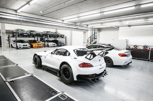 Parkování vozů zákazníků | Performance & Racing Centrum Šenkýř Motorsport