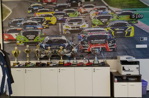 Kancelářské zázemí | Performance & Racing Centrum Šenkýř Motorsport