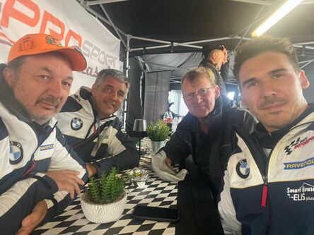 Pán vzadu je 67 letý Dán Kurt Thiim, vítěz DTM z roku 1986 a ten jezdil i tohle konkrétní Volvo ... takže pár rad od Mistra a jdeme pomalu do auta. | ADAC 24h Nürburgring 2024 - 3h Classic 30.05. - 01.06.2024 (Reportáž)