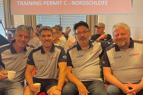 Ranní briefing jezdců - společné foto | ADAC 24h Nürburgring 2025 - 3h Classic 18.-22.05.2025