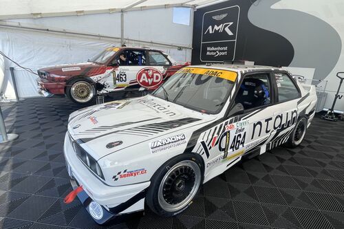 První setkání s auty v teamovém stanu - M3 E30 2,3l Gr.A a M3 E30 2,5l Evo DTM s Šenkyř Motorport livery | ADAC 24h Nürburgring 2025 - 3h Classic 18.-22.05.2025