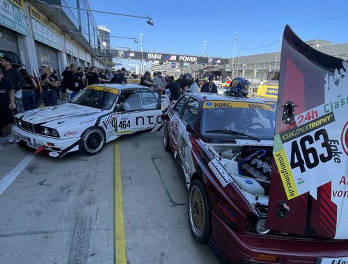 V rámci startu  kvalifikace auto číslo 464 jezdí bez potíží. U 463 v boxech řešíme technické problémy | ADAC 24h Nürburgring 2025 - 3h Classic 18.-22.05.2025 (Reportáž)