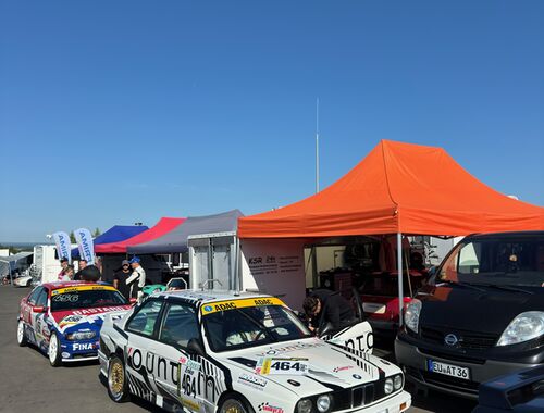 Start do druhé kvalifikace blíží, obě posádky jsou připraveny na odjezd z pitlane! | ADAC 24h Nürburgring 2025 - 3h Classic 18.-22.05.2025 (Reportáž)