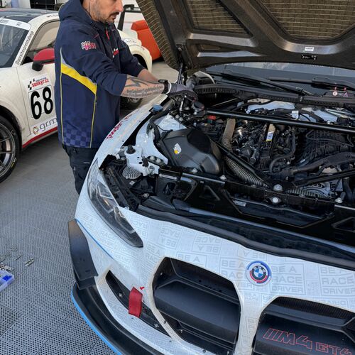 Změny nastavení podvozku našeho BMW M4 GT4 G82 před sobotním tréninkem | Ecce Homo Šternberk 2026 5-7. 6. 2026 - Reportáž