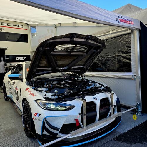 Donastavujeme geometrii pro R.Gondu na BMW M4 GT4 G802 před výjezdem na trénink | Ecce Homo Šternberk 2026 5-7. 6. 2026 - Reportáž