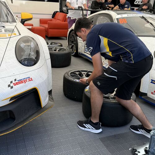 Finální kontrola pneumatik před jejich nasazení na Porsche | Ecce Homo Šternberk 2026 5-7. 6. 2026 - Reportáž