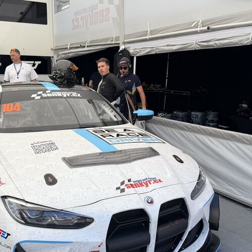 Ríša Gonda se obléká do týmové kombinézy Šenkýř Motorsport | Ecce Homo Šternberk 2026 5-7. 6. 2026 - Reportáž