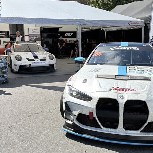 Výjezd BMW M4 GT4 G82 z našeho stanu na start prvního závodu | Ecce Homo Šternberk 2026 5-7. 6. 2026 - Reportáž
