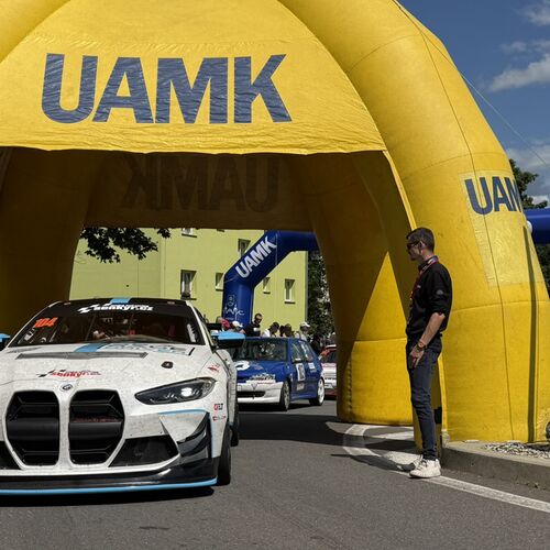 Richardu Gondovi v týmovém BMW M4 GT4 G82 už zbývá poslední odbočka ke startu | Ecce Homo Šternberk 2026 5-7. 6. 2026 - Reportáž