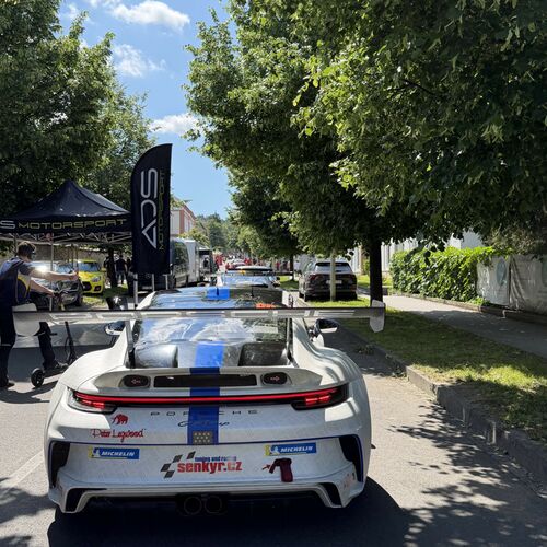 Modré Porsche 992 GT3 Cup a v něm Robert Šenkýř směřující na start Ecce Homo 2026 | Ecce Homo Šternberk 2026 5-7. 6. 2026 - Reportáž
