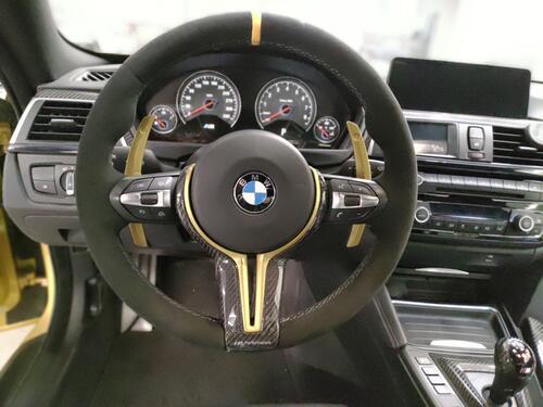 Steering wheel - stitching in the alcantara with an integrated center strip