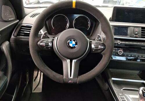 Steering wheel - stitching in the alcantara with an integrated center strip - Galerie #1