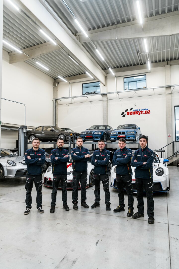 Profesionální tým zkušených mechaniků