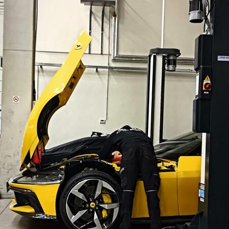 V těchto dnech jsme se věnovali Ferrari 12cylindri. Moc...