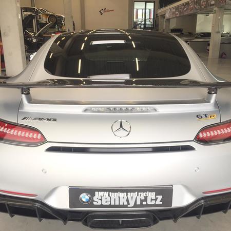 Mercedes AMG GTR a krátký pitstop v našem Performance & Racing...