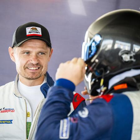 Atmosféra v boxech před prvním výjezdem na trénink v pátek