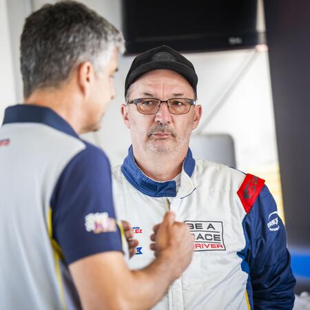 Atmosféra v boxech před prvním výjezdem na trénink v pátek