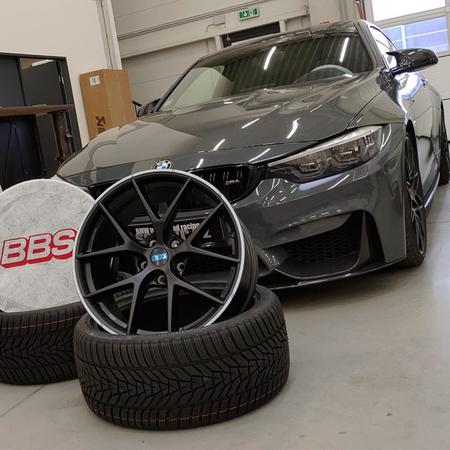 BMW M4 F82 a kola BBS CI-R v barvě satin black.Rozměr 9,5x19”...