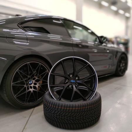 BMW M4 F82 a kola BBS CI-R v barvě satin black.Rozměr 9,5x19”...