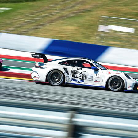 Momentky našich závodních Porsche 992 GT3 Cup na okruhu...