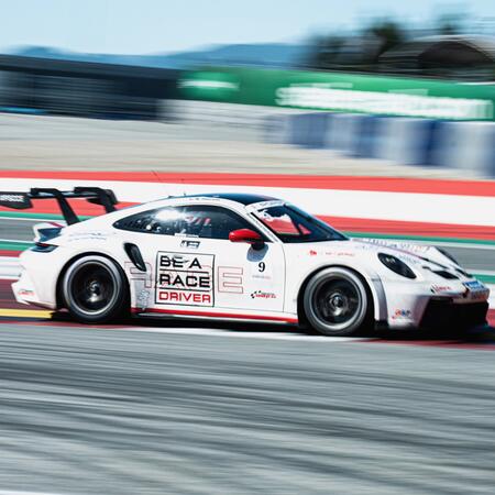 Momentky našich závodních Porsche 992 GT3 Cup na okruhu...