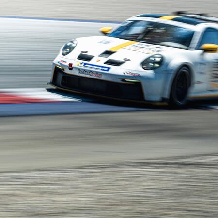 Momentky našich závodních Porsche 992 GT3 Cup na okruhu...