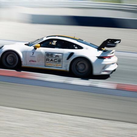 Momentky našich závodních Porsche 992 GT3 Cup na okruhu...