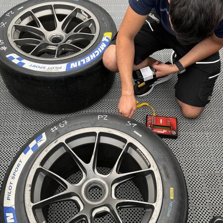 Kontrola a nasazování pneumatik Michelin Pilot Sport v neděli...
