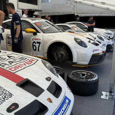 Kontrola a nasazování pneumatik Michelin Pilot Sport v neděli...