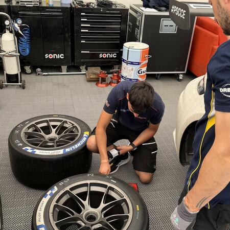 Kontrola a nasazování pneumatik Michelin Pilot Sport v neděli...