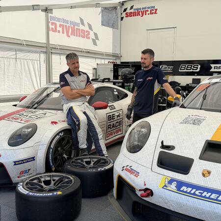 Robert Šenkýř konzultuje při obouvání našeho žlutého Porsche