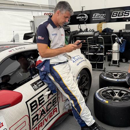 Robert Šenkýř konzultuje při obouvání našeho žlutého Porsche