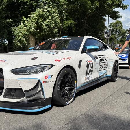 Richard Gonda v BMW M4 GT4 G82 pár minut před startem prvního...