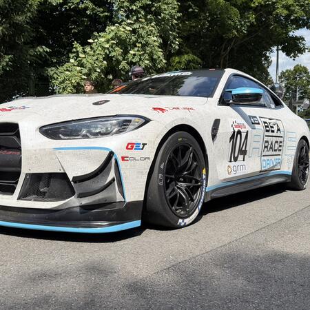 Richard Gonda v BMW M4 GT4 G82 pár minut před startem prvního...