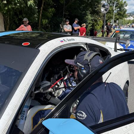 Richard Gonda v BMW M4 GT4 G82 pár minut před startem prvního...