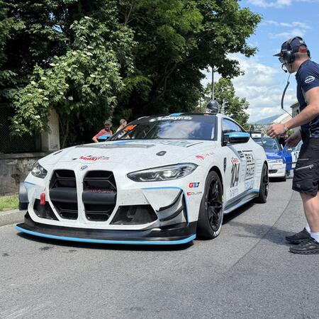 Richard Gonda v BMW M4 GT4 G82 pár minut před startem prvního...