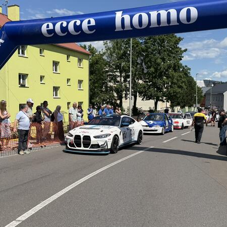 Richard Gonda v BMW M4 GT4 G82 projíždí pod oblouky Ecce...