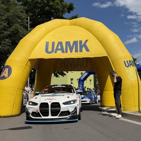 Richard Gonda v BMW M4 GT4 G82 projíždí pod oblouky Ecce...