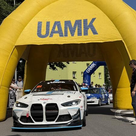 Richard Gonda v BMW M4 GT4 G82 projíždí pod oblouky Ecce...