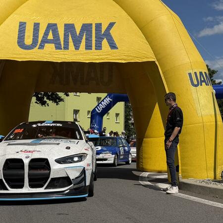 Richard Gonda v BMW M4 GT4 G82 projíždí pod oblouky Ecce...