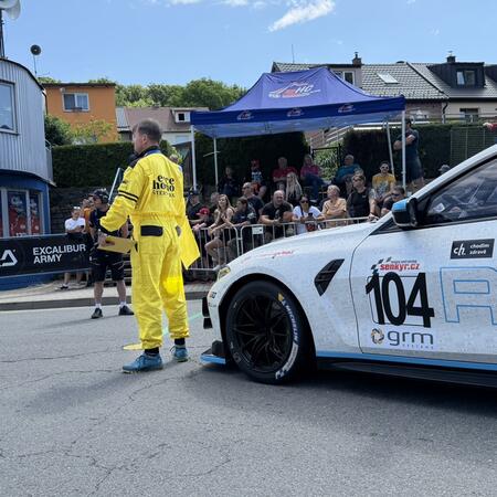 Richard Gonda v BMW M4 GT4 G82 projíždí pod oblouky Ecce...