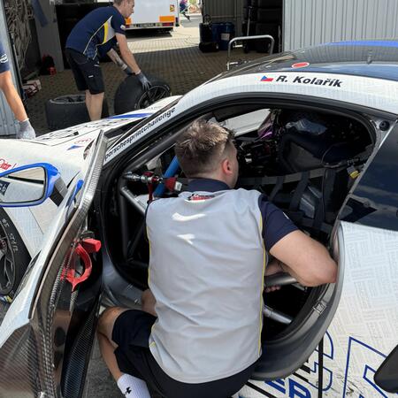 Consultation and tire change in the middle of the fourth...