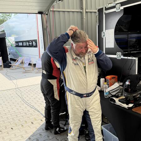 Discussion of the second race in the pit box