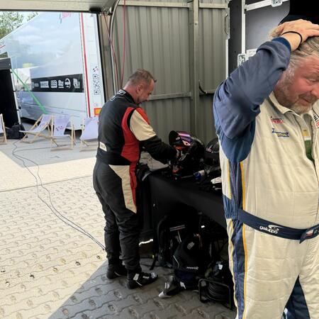 Discussion of the second race in the pit box