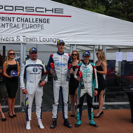 M. Faiereisl vyhrál v závodě 1 a přebírá si trofeje