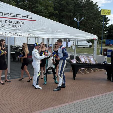 M. Faiereisl vyhrál v závodě 1 a přebírá si trofeje