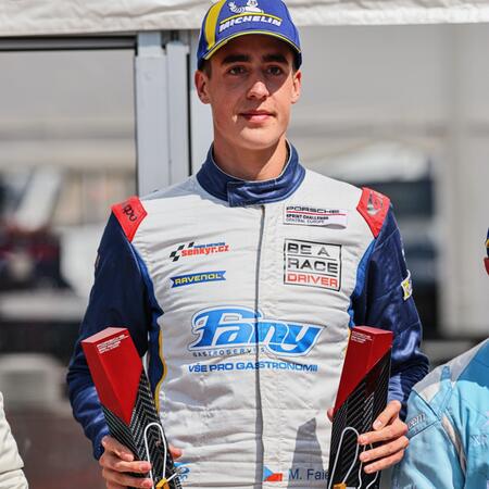 M. Faiereisl vyhrál i v druhém závodě a přebírá si trofeje