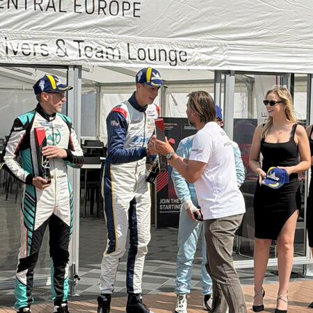 M. Faiereisl vyhrál i v druhém závodě a přebírá si trofeje