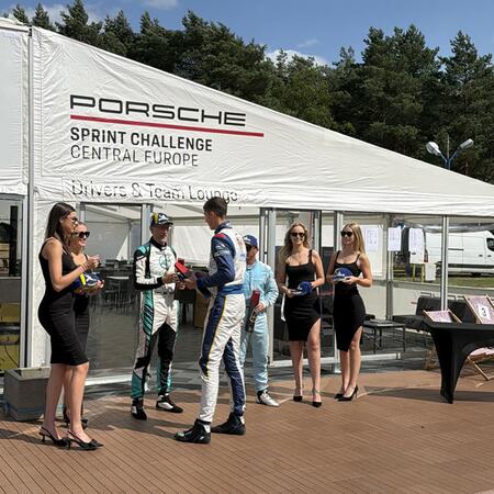 M. Faiereisl vyhrál i v druhém závodě a přebírá si trofeje