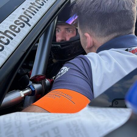 Final briefing on the starting grid before the final endurance...